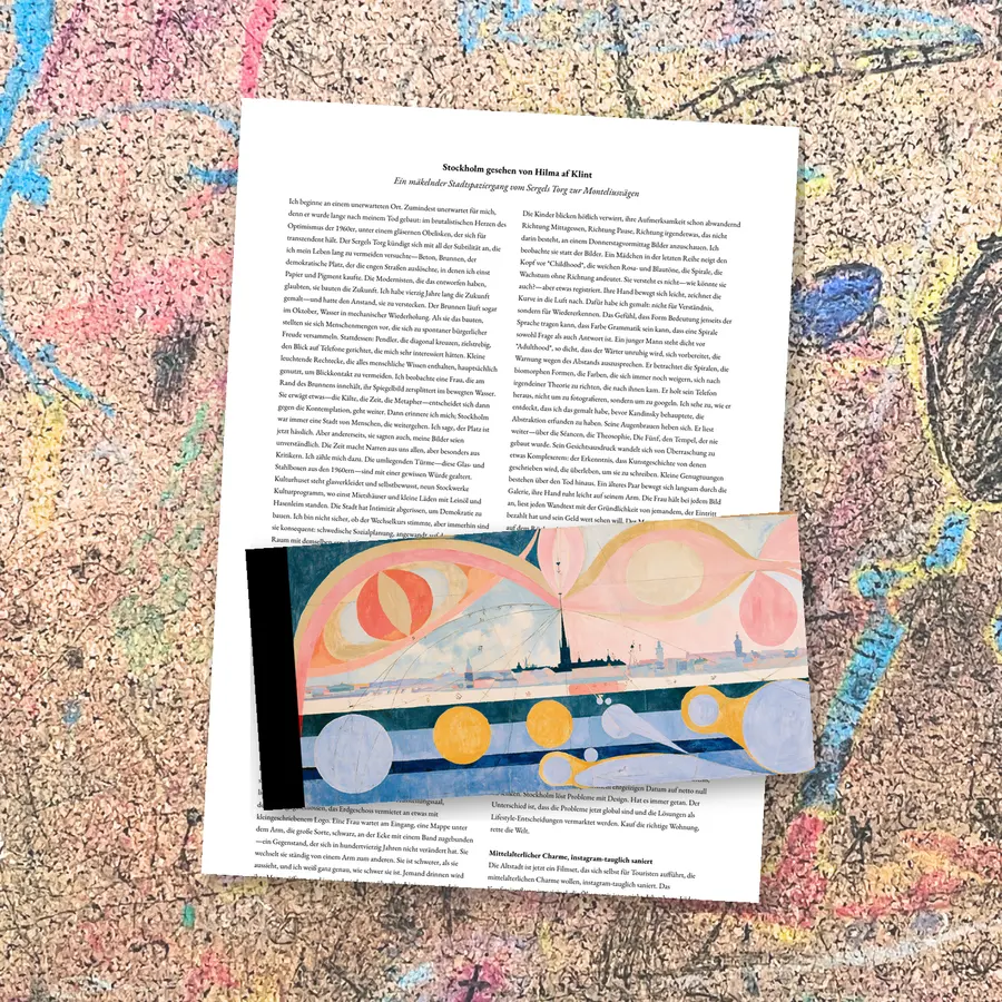 Essay der Ausgabe Stockholm: aufgeklapptes Essay, darauf der DIN-lang-Umschlag