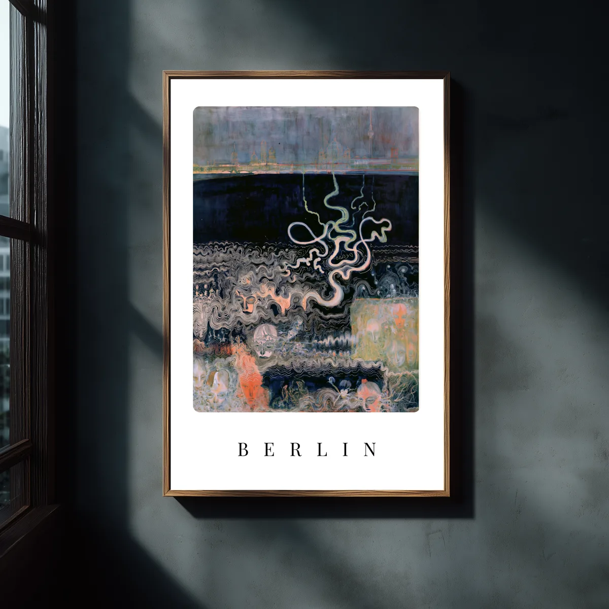 Poster Berlin, gerahmt an einer dunklen Wand