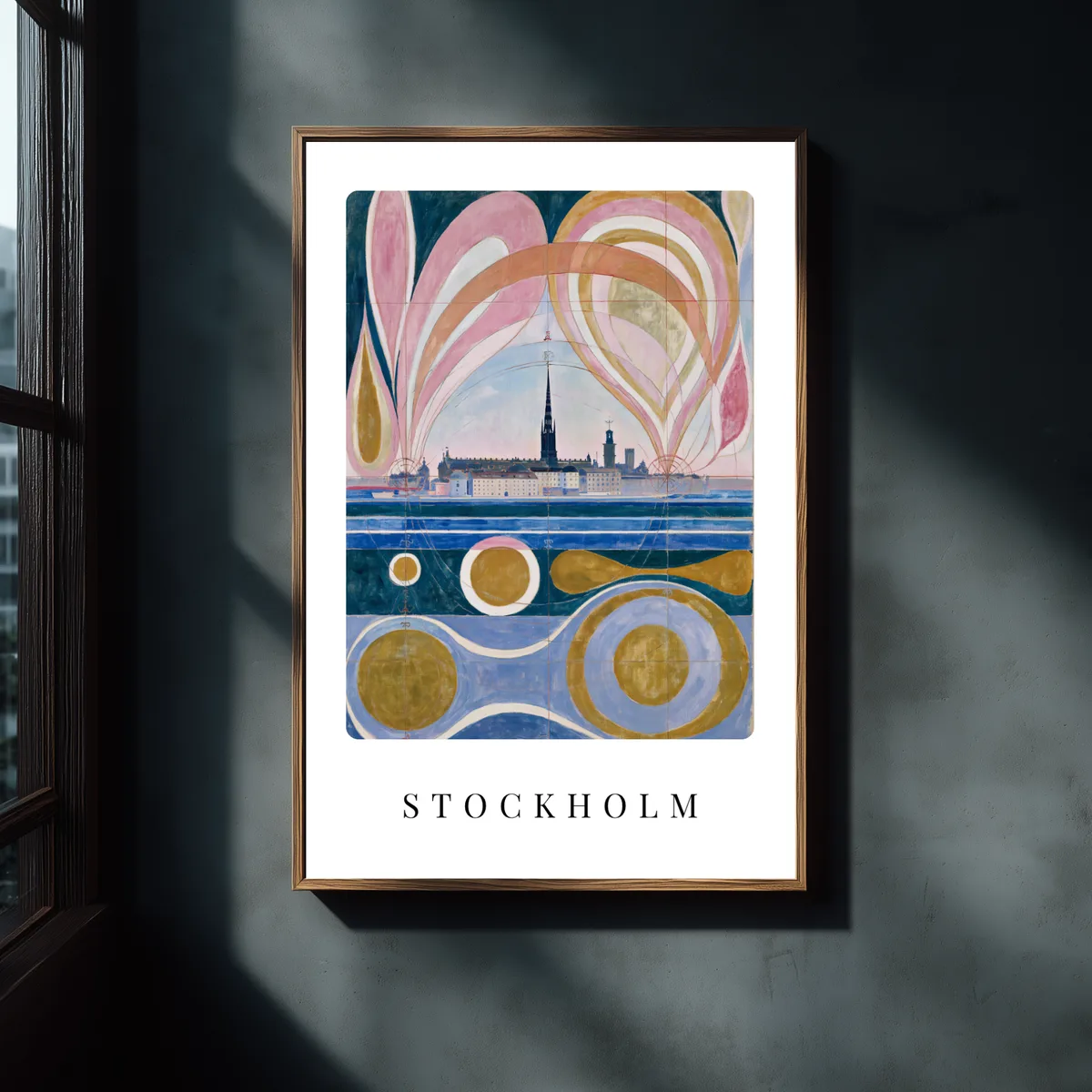 Poster Stockholm, gerahmt an einer dunklen Wand