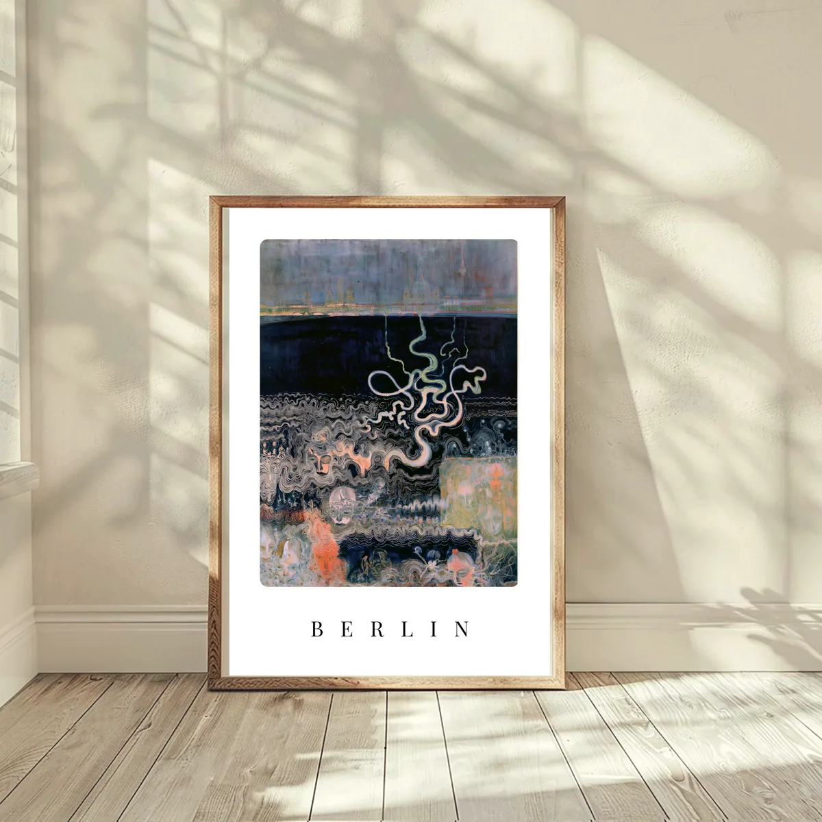 Poster Berlin, gerahmt an eine helle Wand gelehnt